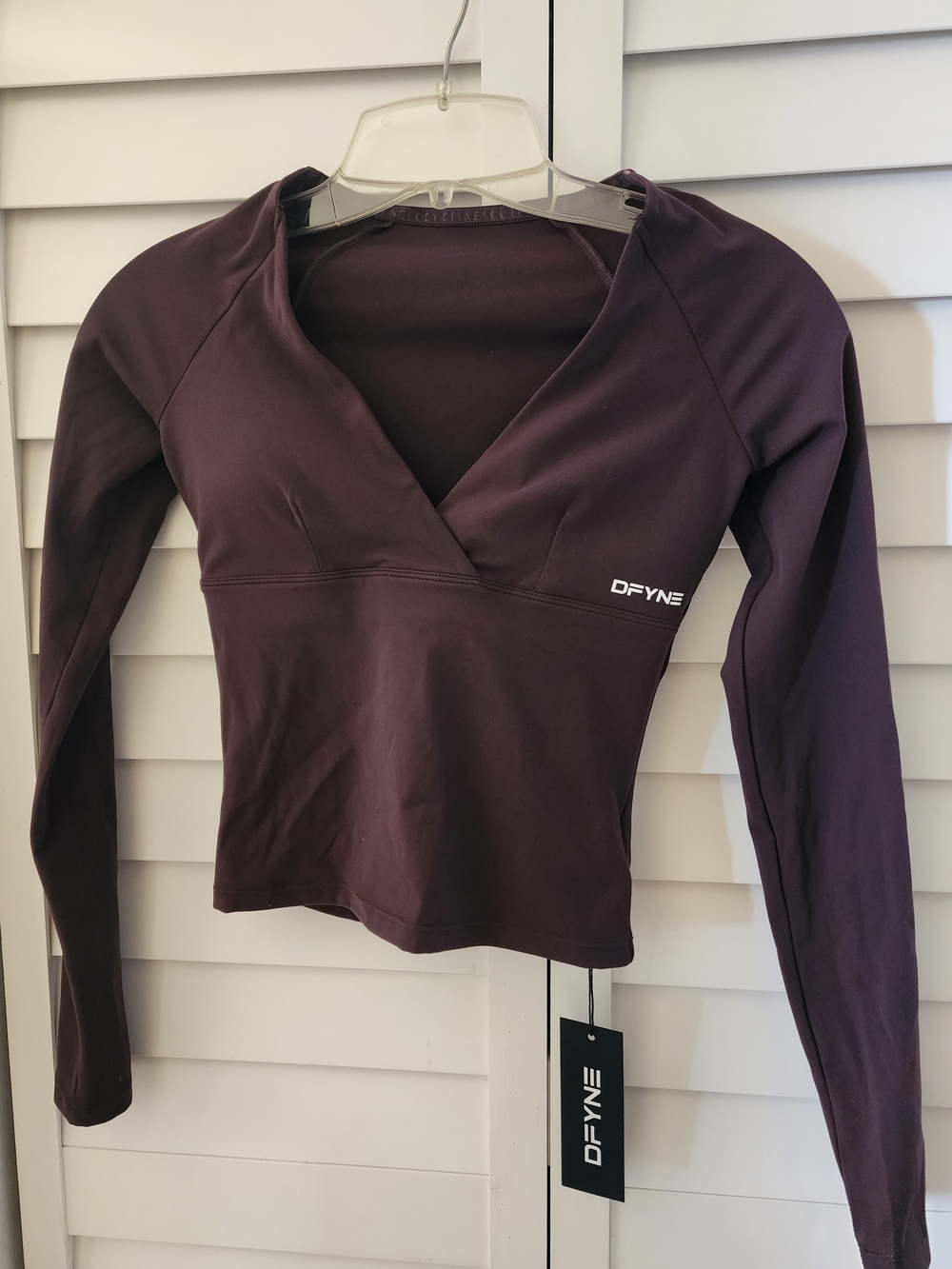 DFYNE- Long Sleeve V-Neck In Espresso Small NWT - Picture 3 of 5